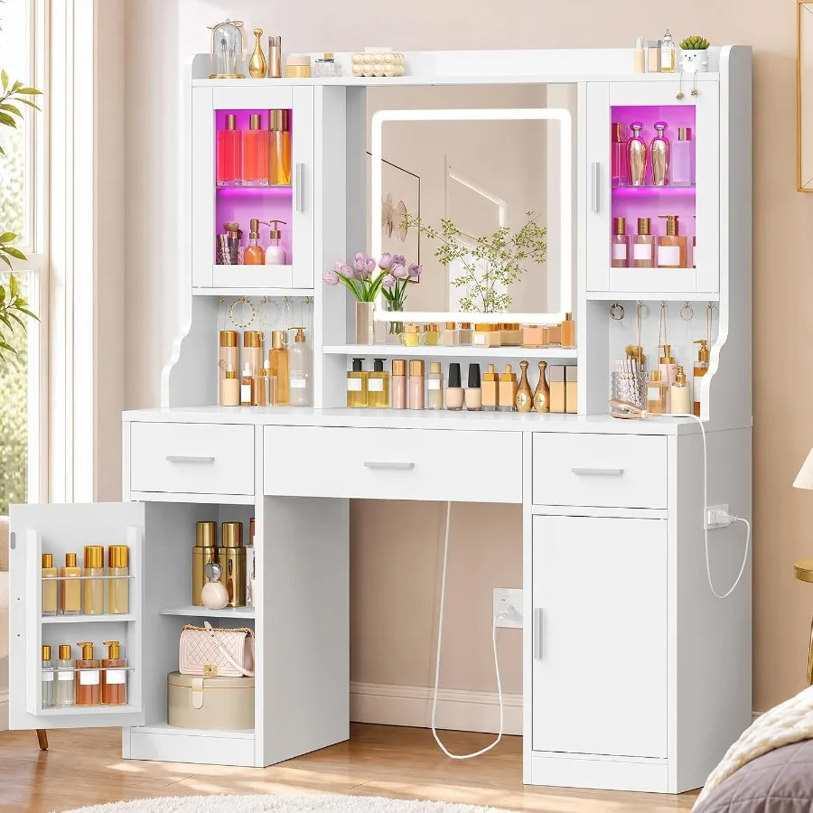 Makeup - Toaletka do makijażu z lustrem i